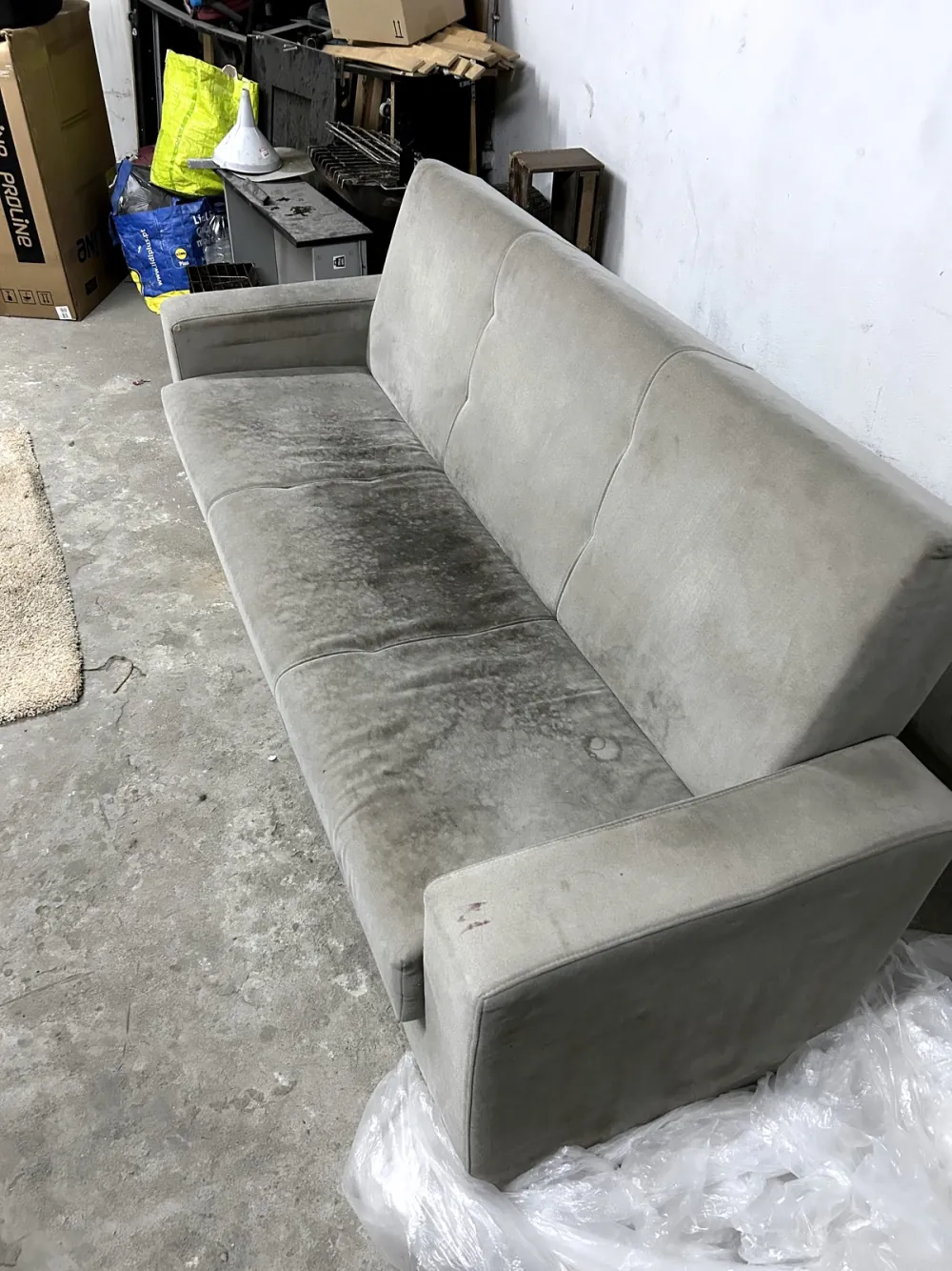 Sofá com manchas profundas antes da limpeza da CleanWave